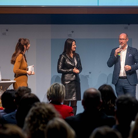 � Land Tirol/Jovanovic Familienfreundlichste Betriebe Tirols ausgezeichnet